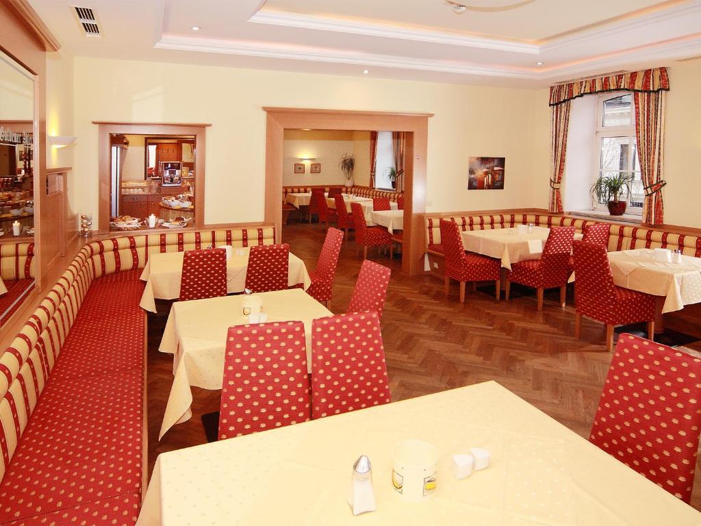 לינץ Hotel Goldener Adler מראה חיצוני תמונה